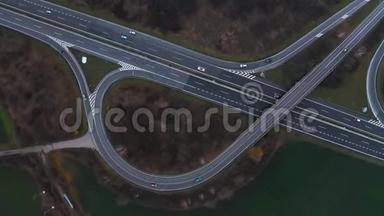 摄像机在汽车交汇处旋转。 在高速公路和公路上行驶的汽车的鸟瞰图。 很多车辆都是在